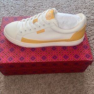 Brand New TORY BURCH canvas shoe. Size 7.5 📌📌